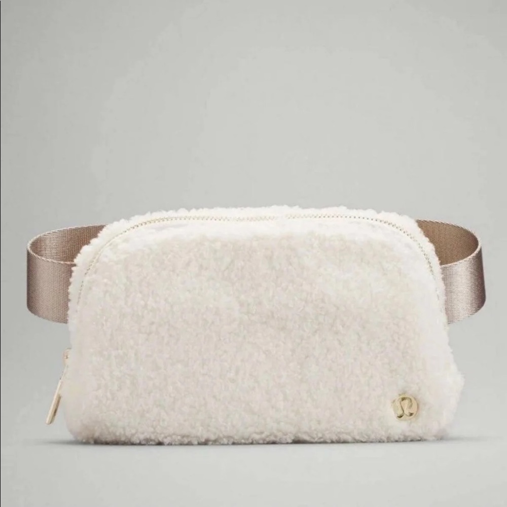 Lululemon Everywhere Fleece Bag NWT